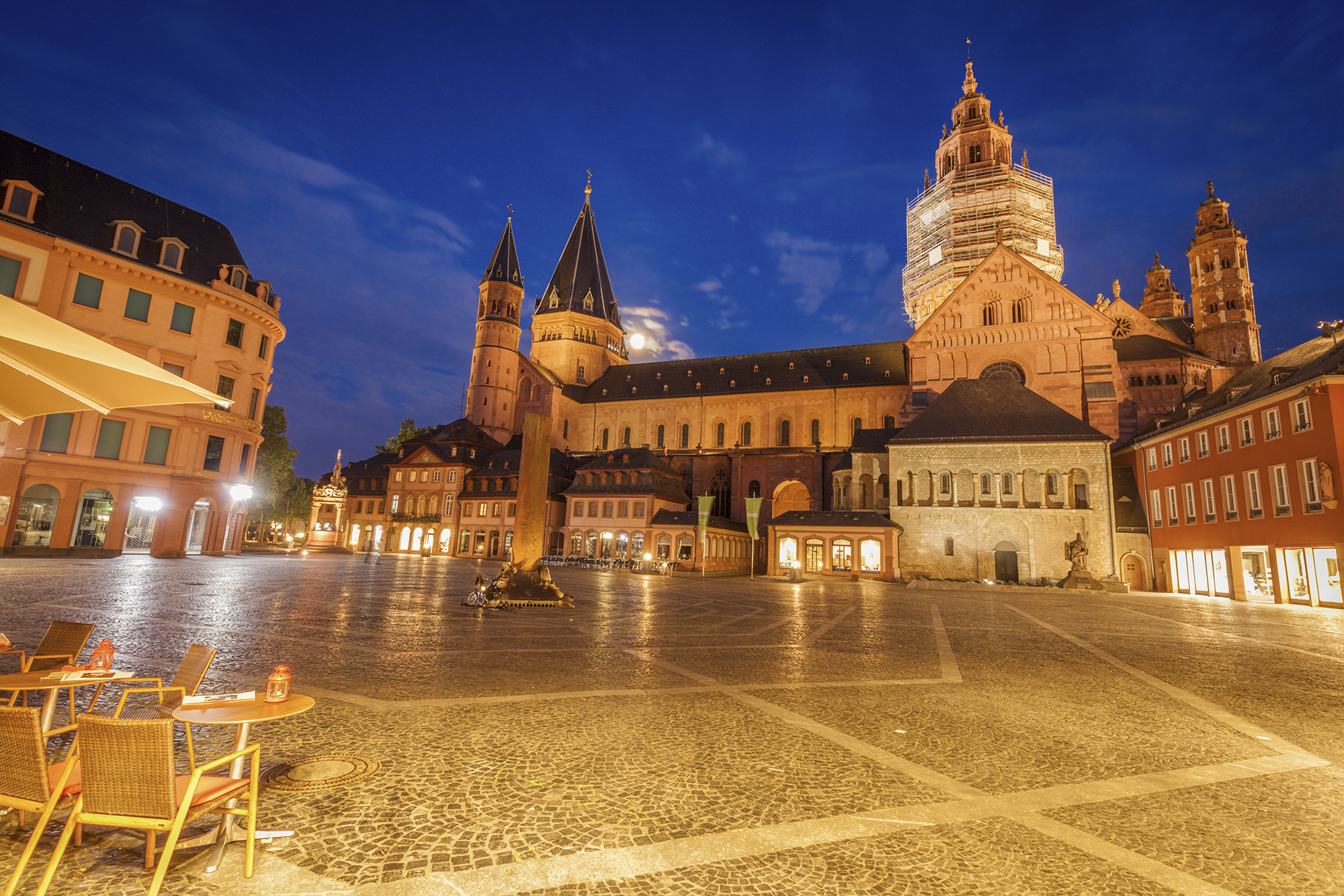 Mainzer Dom am Abend (Illustrationsbild: © Bildagentur PantherMedia/benkrut)