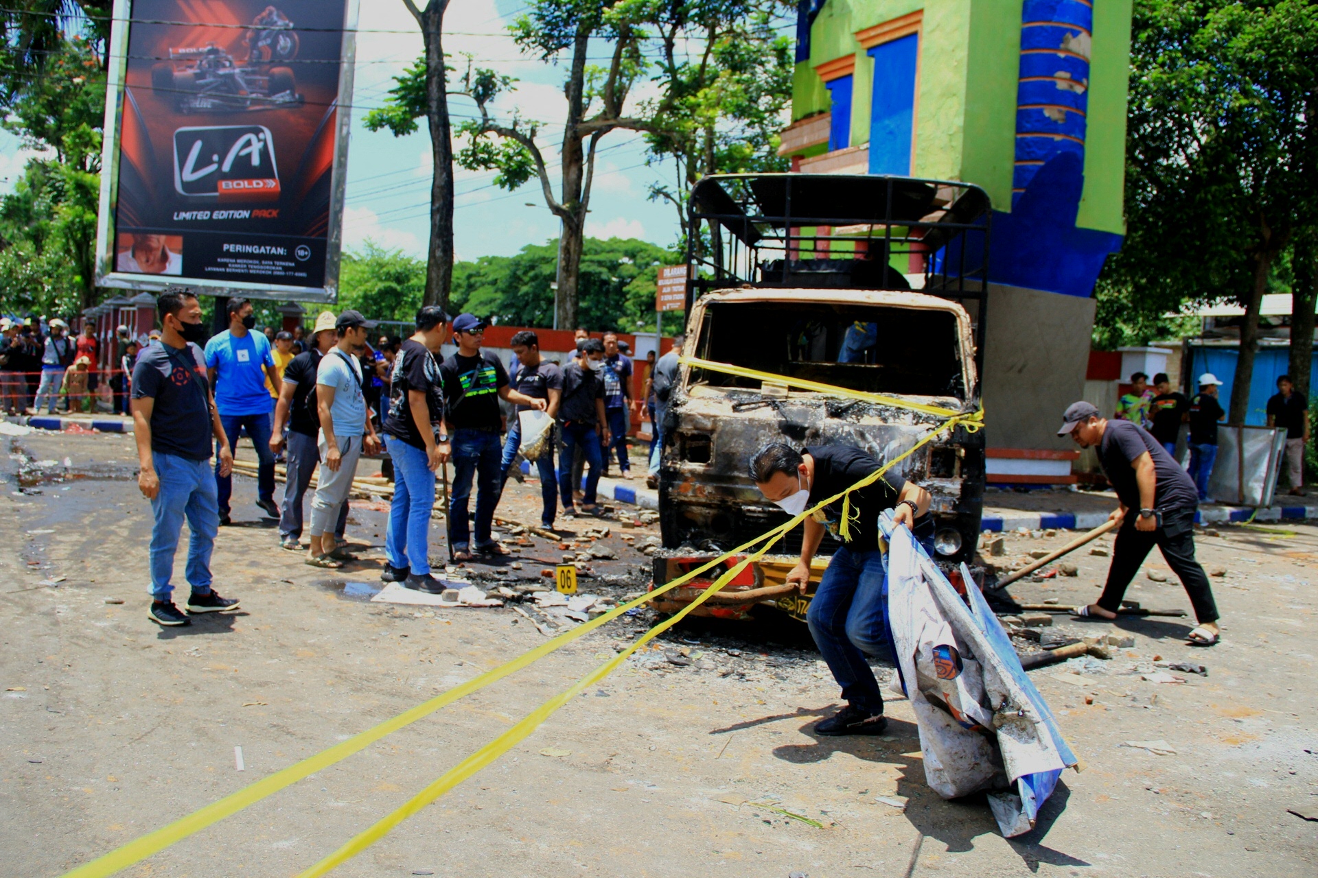 Ausgebranntes Fahrzeug vor dem Stadion am Tag danach (Bild: Putri/AFP)