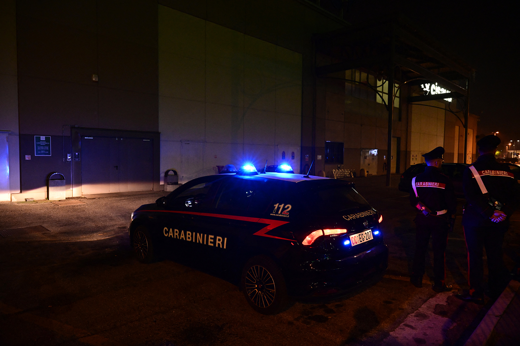 Italienische Polizisten am Tatort, einem Einkaufszentrumm in Assago, südlich von Mailand (Bild: Miguel Medina/AFP)