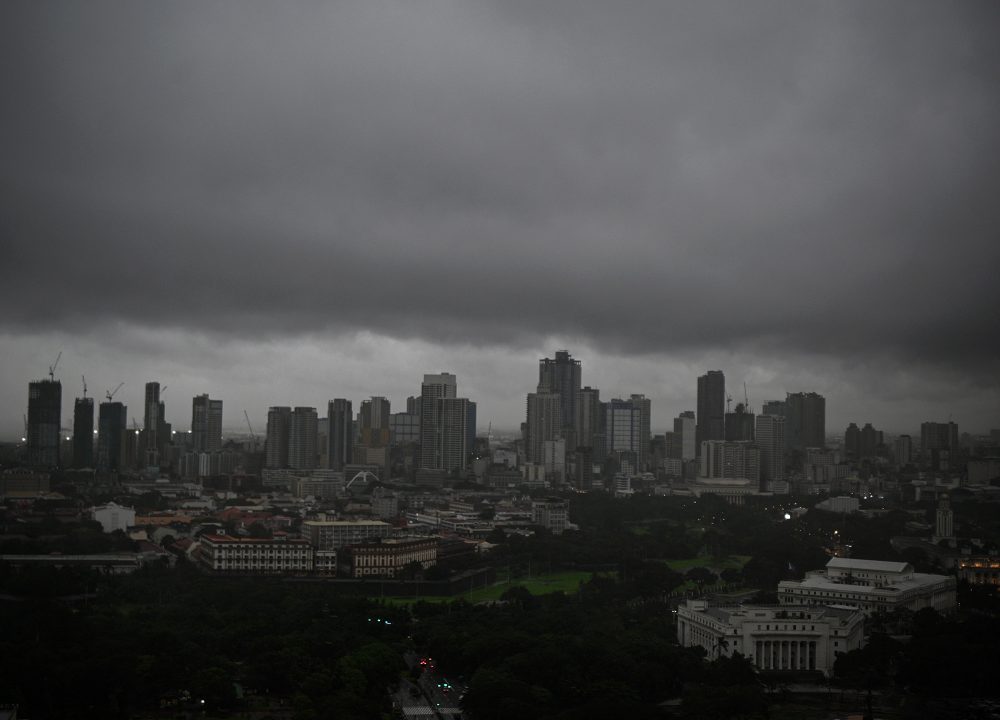 Tropensturm "Nalgae": Scharze Wolken über Manila (Bild: Ted Aljibe/AFP)