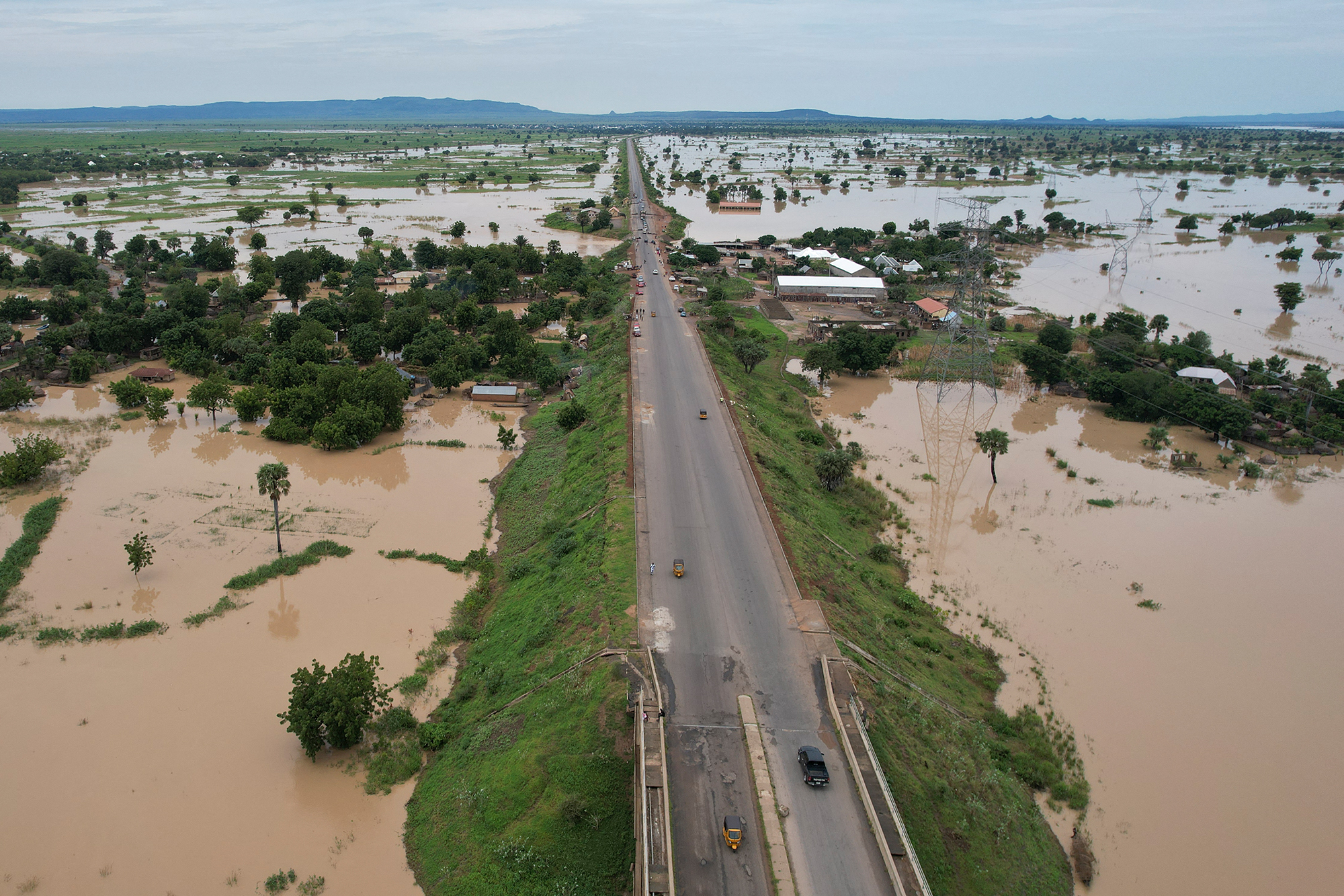 Die Luftaufnahme zeigt die fast überschwemmte Gemeinde Imburu im Bundesstaat Adamawa im Nordosten Nigerias (Bild: Radeno Haniel/AFP)