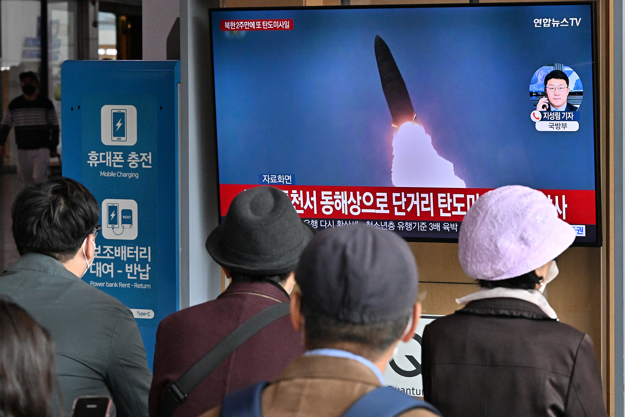 An einem Bahnhof in der südkoreanischen Hauptstadt Seoul sehen Passanten einen Bericht über die erneuten Raketentests Nordkoreas (Bild: Jung Yeon-je/AFP)