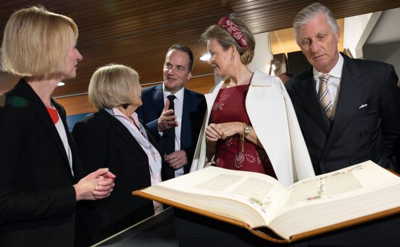 DG-Ministerpräsident Oliver Pasch mit dem Königspaar zu Besuch im Gutenberg-Museum in Mainz (Bild: Benoit Doppagne/Belga)