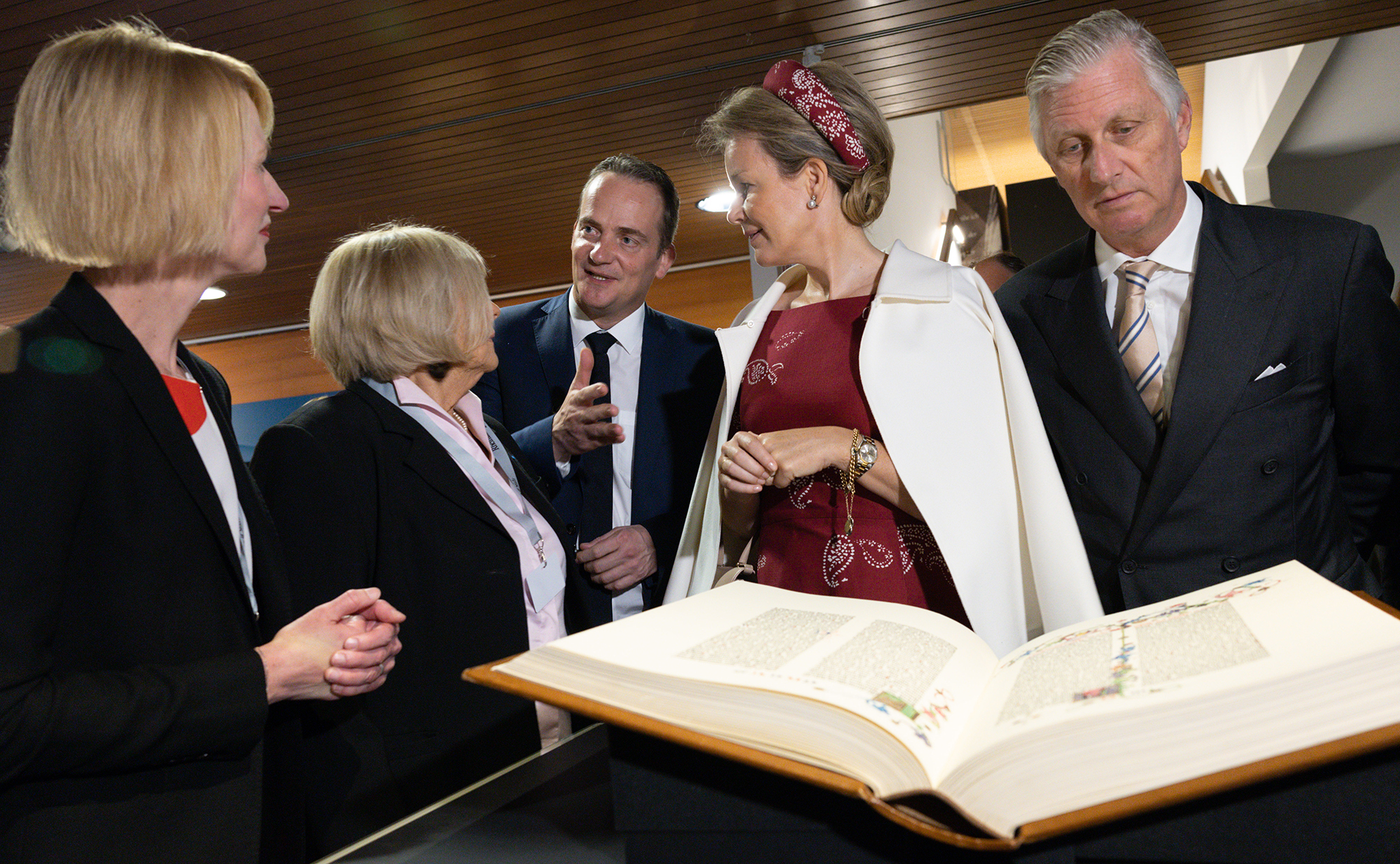 DG-Ministerpräsident Oliver Pasch mit dem Königspaar zu Besuch im Gutenberg-Museum in Mainz (Bild: Benoit Doppagne/Belga)