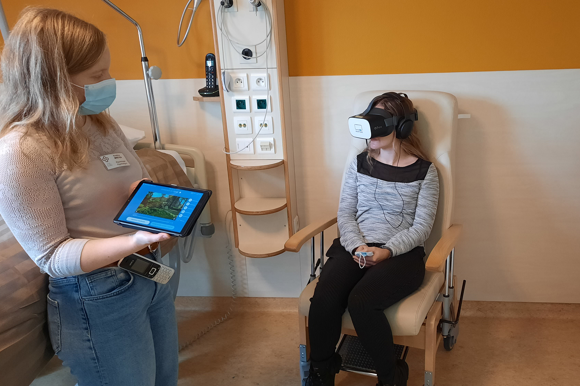 VR-Brille für Palliativpatienten in St. Vith (Bild: Chantal Delhez/BRF)