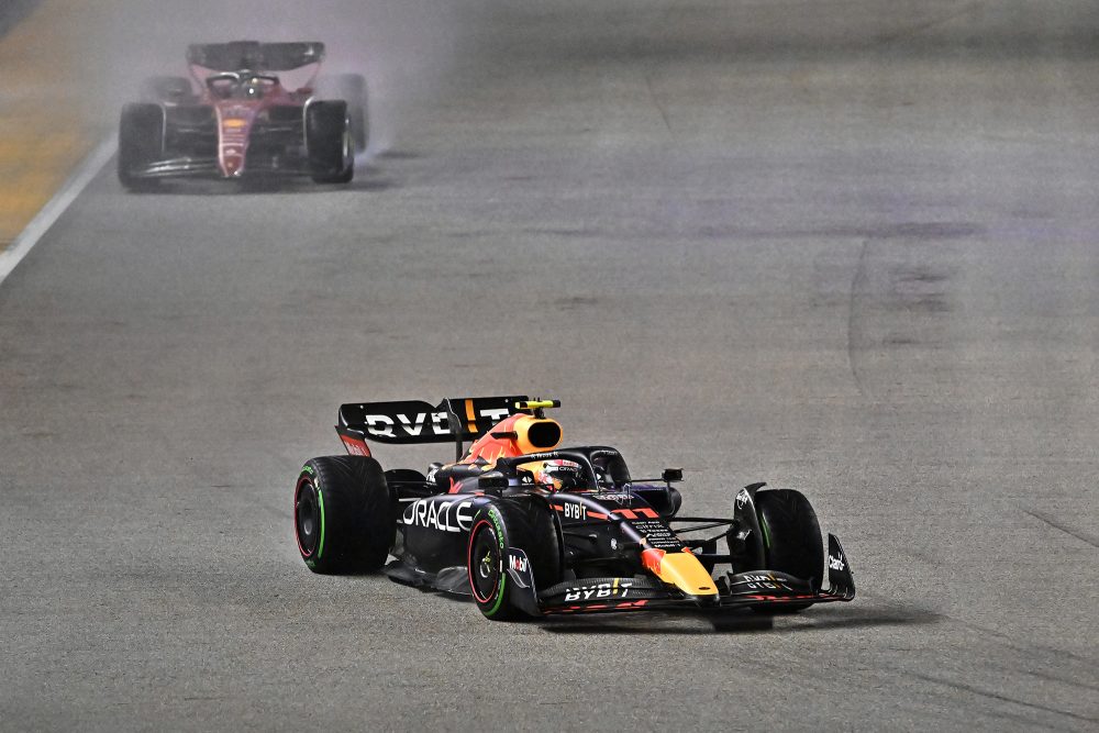 Sergio Perez gewinnt in Singapur vor Charles Leclerc (Bild: Lillian Suwanrumpha/AFP)