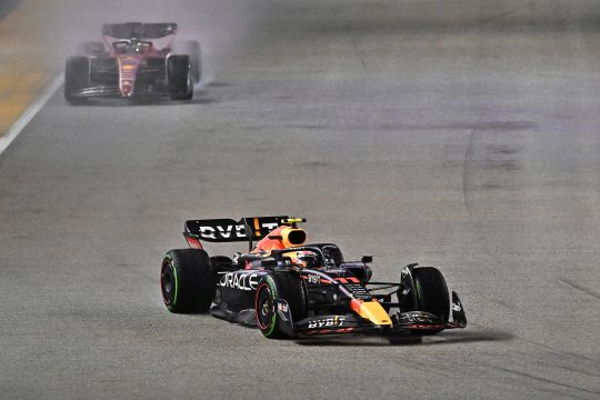 Sergio Perez gewinnt in Singapur vor Charles Leclerc (Bild: Lillian Suwanrumpha/AFP)