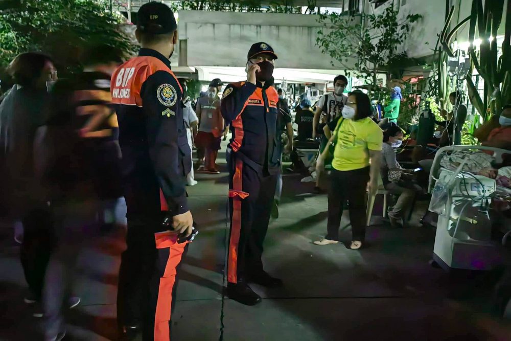 Rettungskräfte bei einer Inspektion des Mariano Marcos Memorial Hospital in Batac, Ilocos Norte (Bild: AFP Photo/Bureau of Fire Protection)