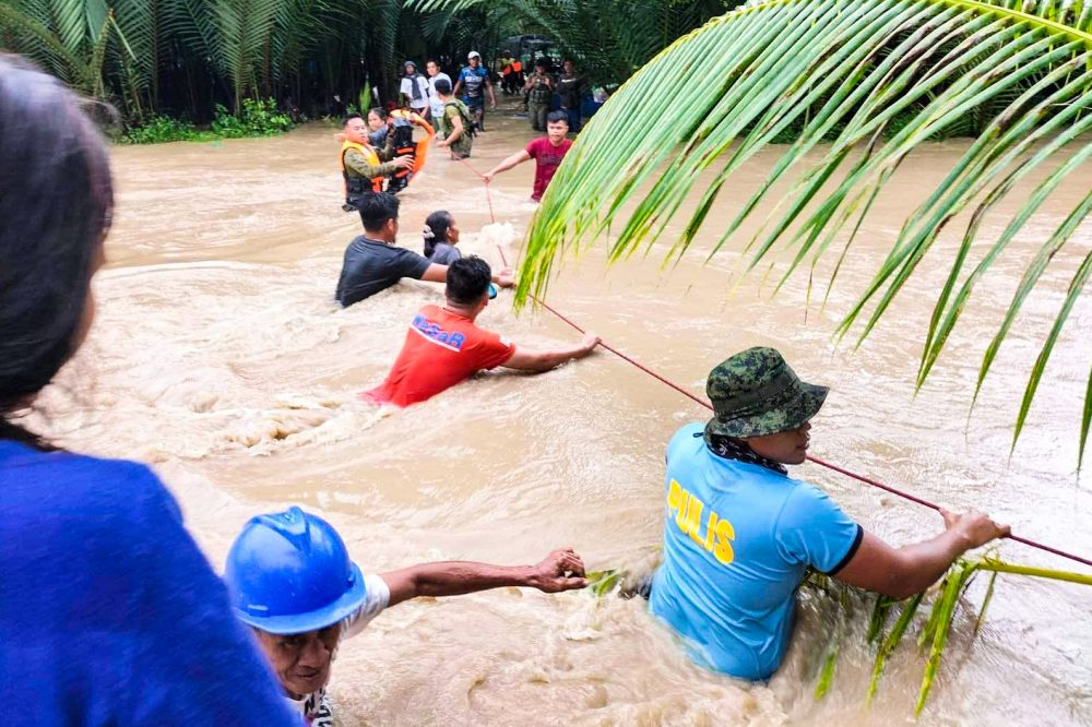 Rettungskräfte helfen den Bewohnern bei der Evakuierung in Kalamansig, Sultan Kudarat,(Bild: AFP Photo/Regional Maritime Unit 12/Sultan Kudarat Maritime Police Station)