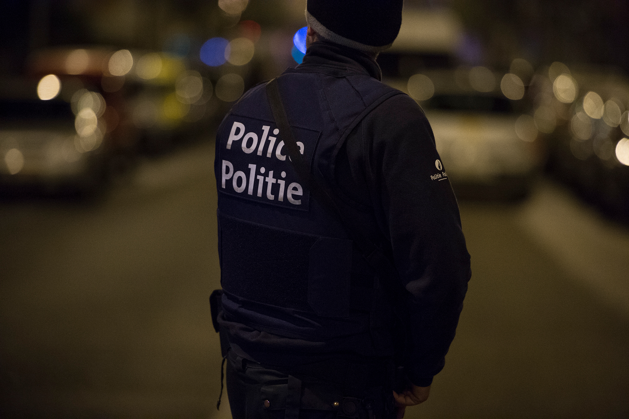Polizist in Brüssel in der Nacht