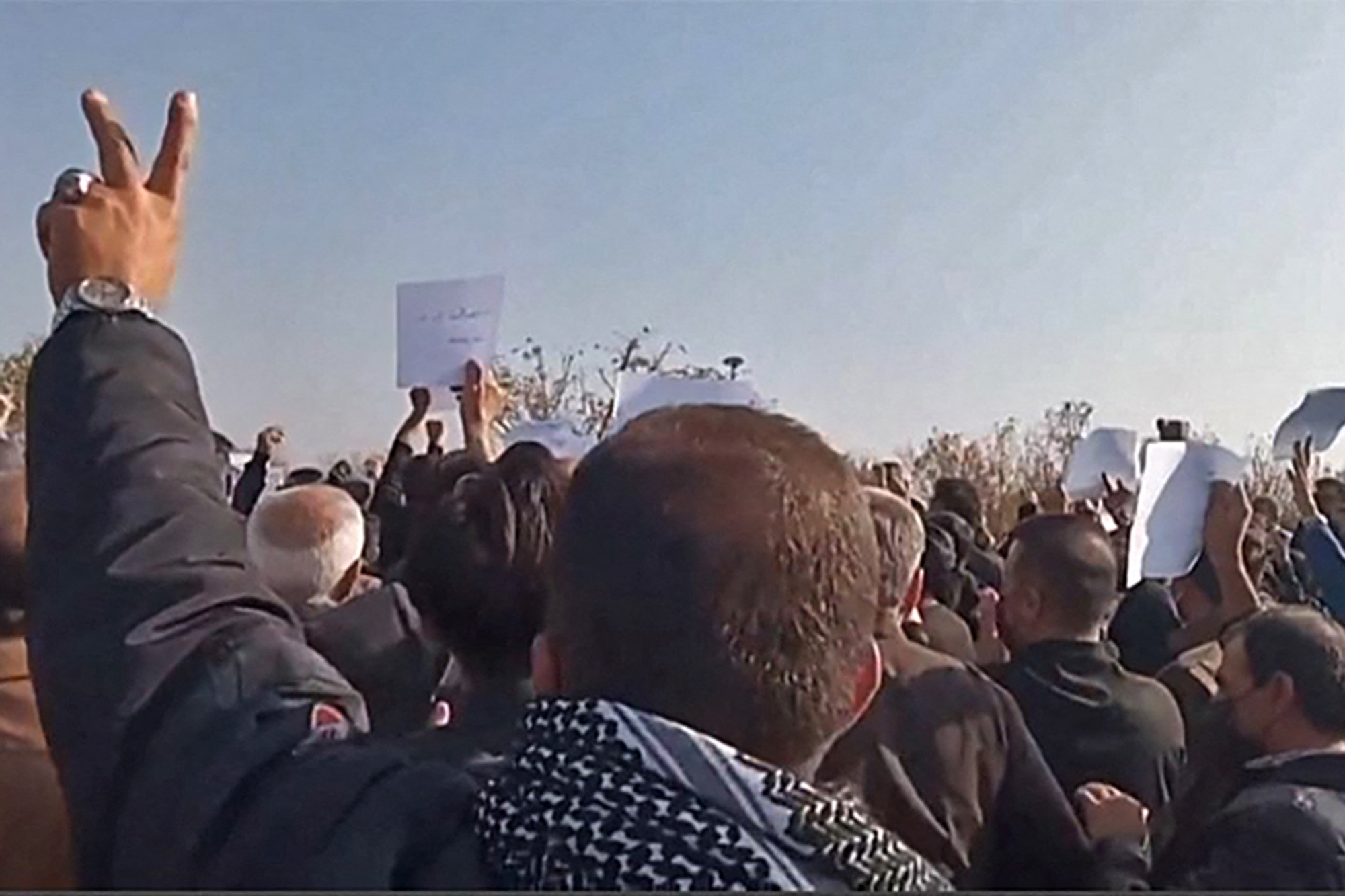 Videoaufnahmen zeigen iranische Trauernde, die zum Aichi-Friedhof in Mahsa Aminis Heimatstadt Saqez in der westiranischen Provinz Kurdistan marschieren (Bild: ESN/AFP)