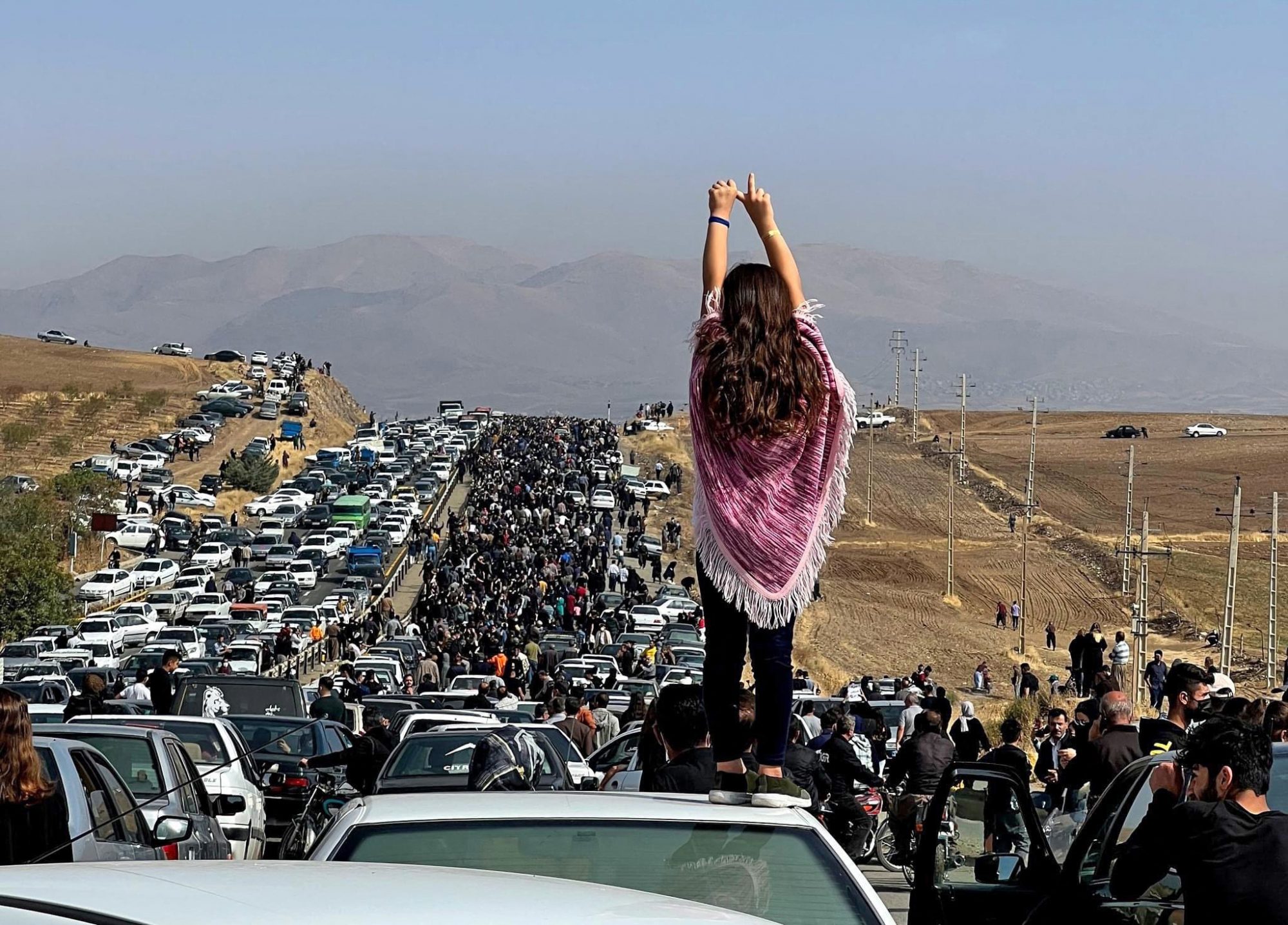 Menschenmassen auf dem Weg zum Grab von Mahsa Amini (Bild: UGC/AFP)