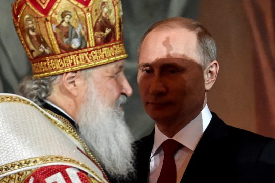 Können gut miteinander: Das Oberhaupt der russisch-orthdodoxen Kirche Kirill und Wladimir Putin (Archivbild: Kirill Kudryavtsev/AFP)
