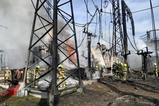 Durch Raketeneinschlag beschädigte Energieinfrastruktur in der ukrainischen Region Riwne (Bild: Handout/Vitaliy Koval Telegram Channel/AFP)