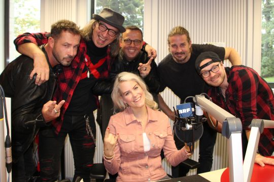 Julia Slot und die "Räuber" im BRF-Studio (Bild: Simonne Doepgen/BRF)