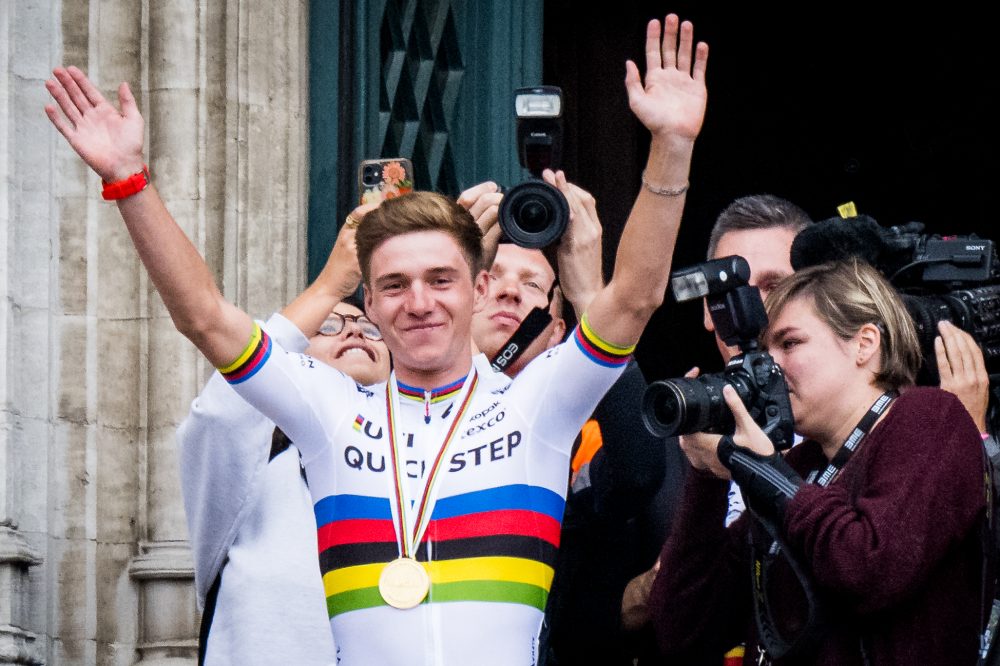 Remco Evenepoel auf dem Balkon des Rathauses von Brüssel (Bild: Jasper Jacobs/Belga)