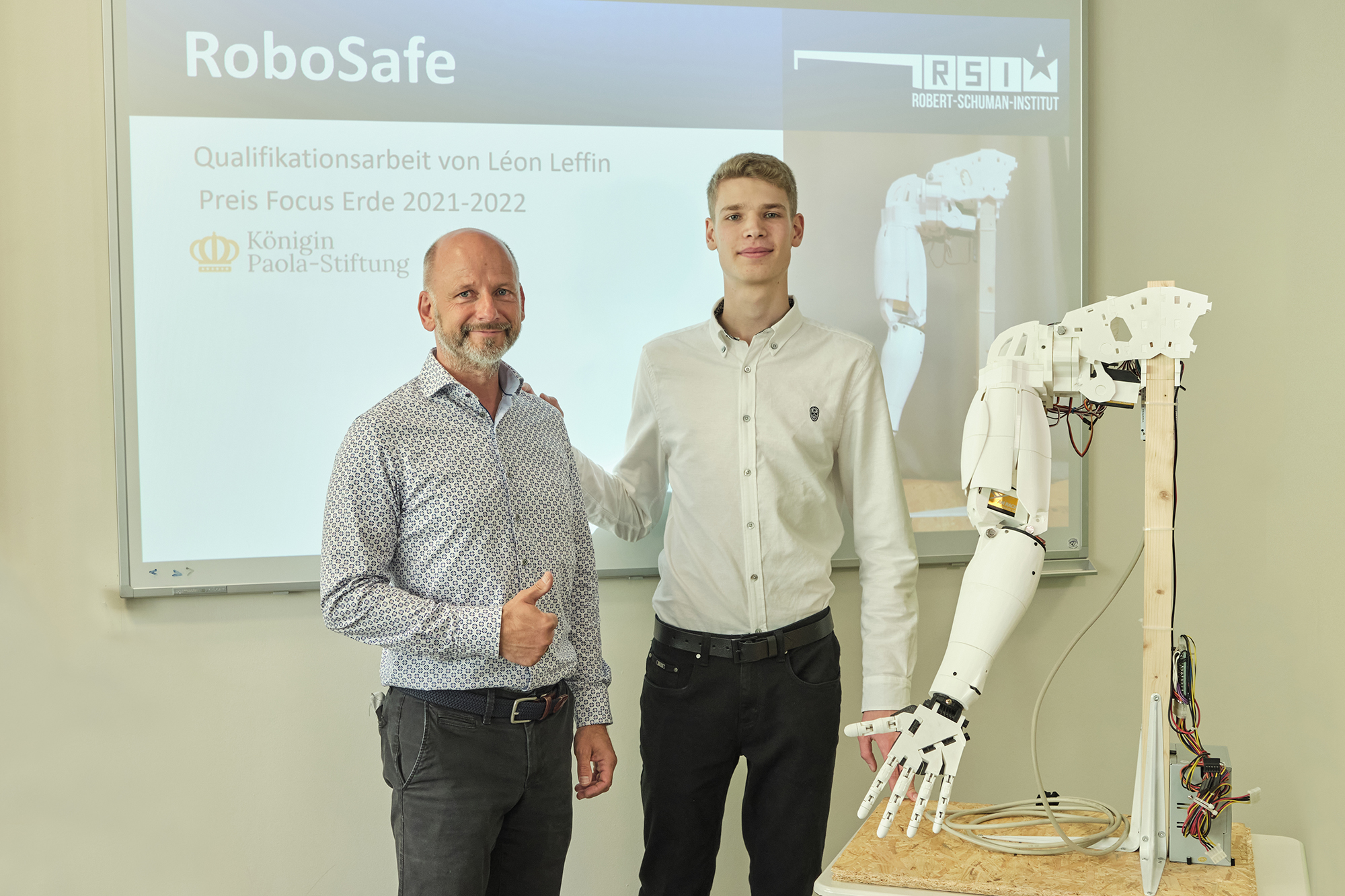 Lehrer Etienne Simar und Léon Leffin mit "RoboSafe" (Bild: RSI)
