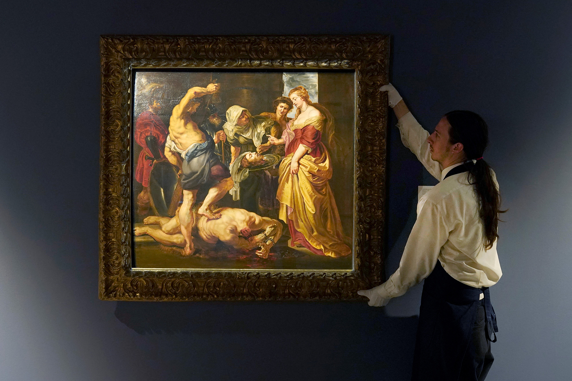 Peter Paul Rubens' "Herodias und Salome mit dem Haupt Johannes des Täufers" während einer Pressevorschau bei Sotheby's New York (Bild: Timothy A. Clary/AFP)