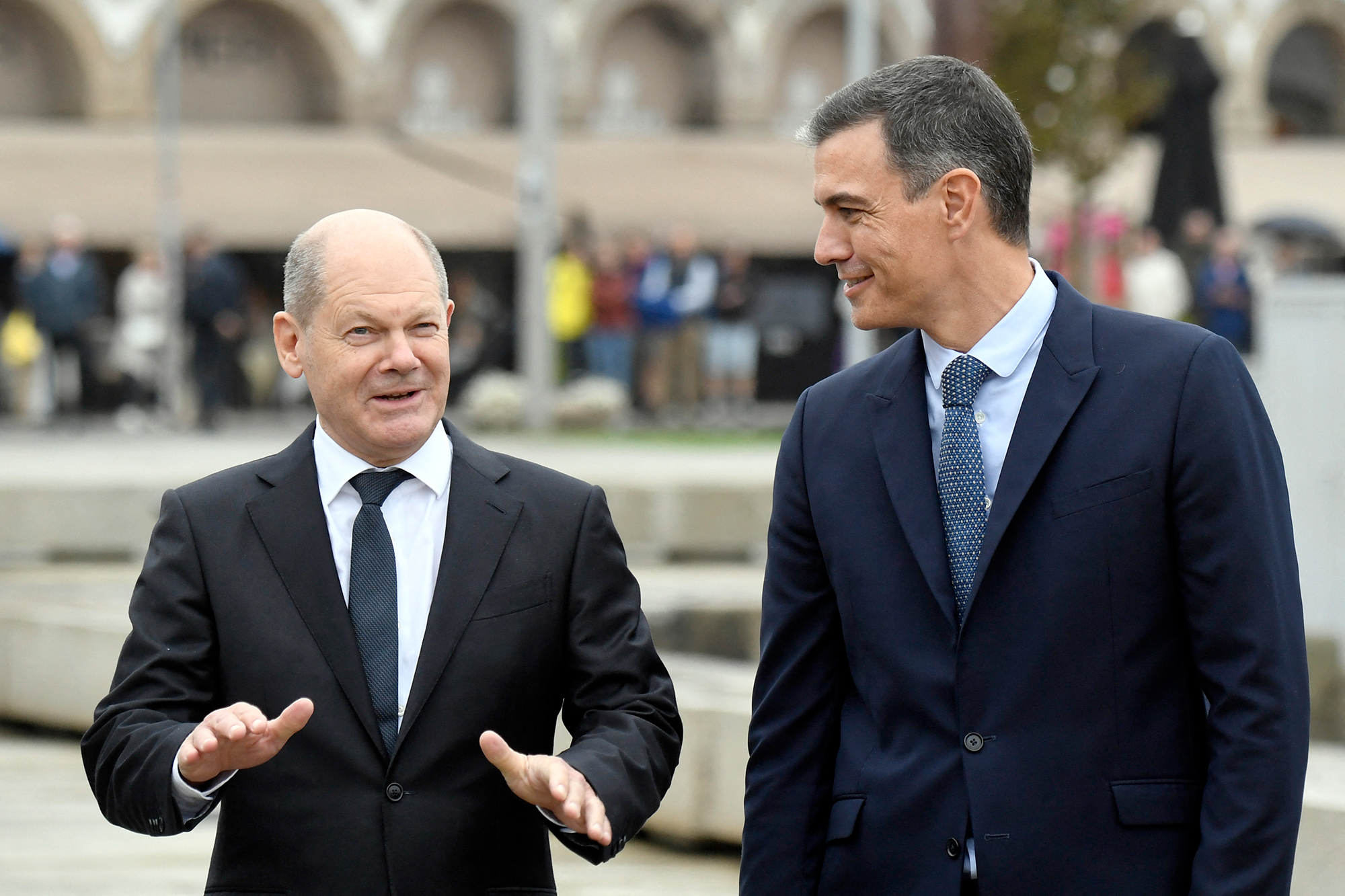 Bundeskanzler Olaf Scholz und der spanische Ministerpräsident Pedro Sanchez (Bild: Miguel Riopa/AFP)