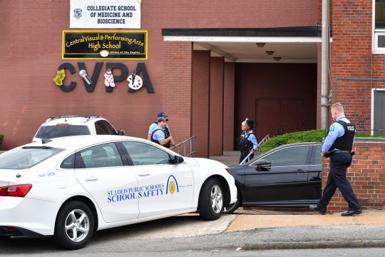 Polizeibeamte am Tatort vor der Central Visual and Performing Arts High School in St. Louis im US-Bundesstaat Missouri (Bild: Tim Vizer/AFP)