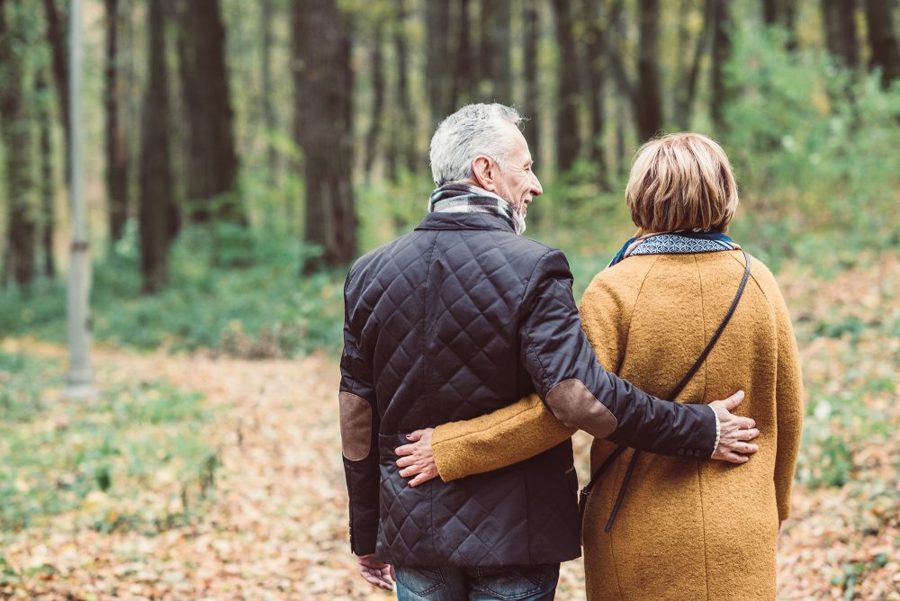 Senioren-Paar spaziert durch den Wald