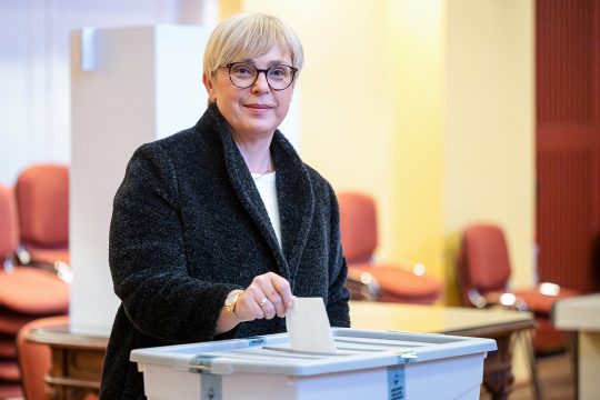 Präsidentschaftskandidatin Natasa Pirc gibt ihre Stimme in Radomlje ab (Bild: Jure Makovec/AFP)