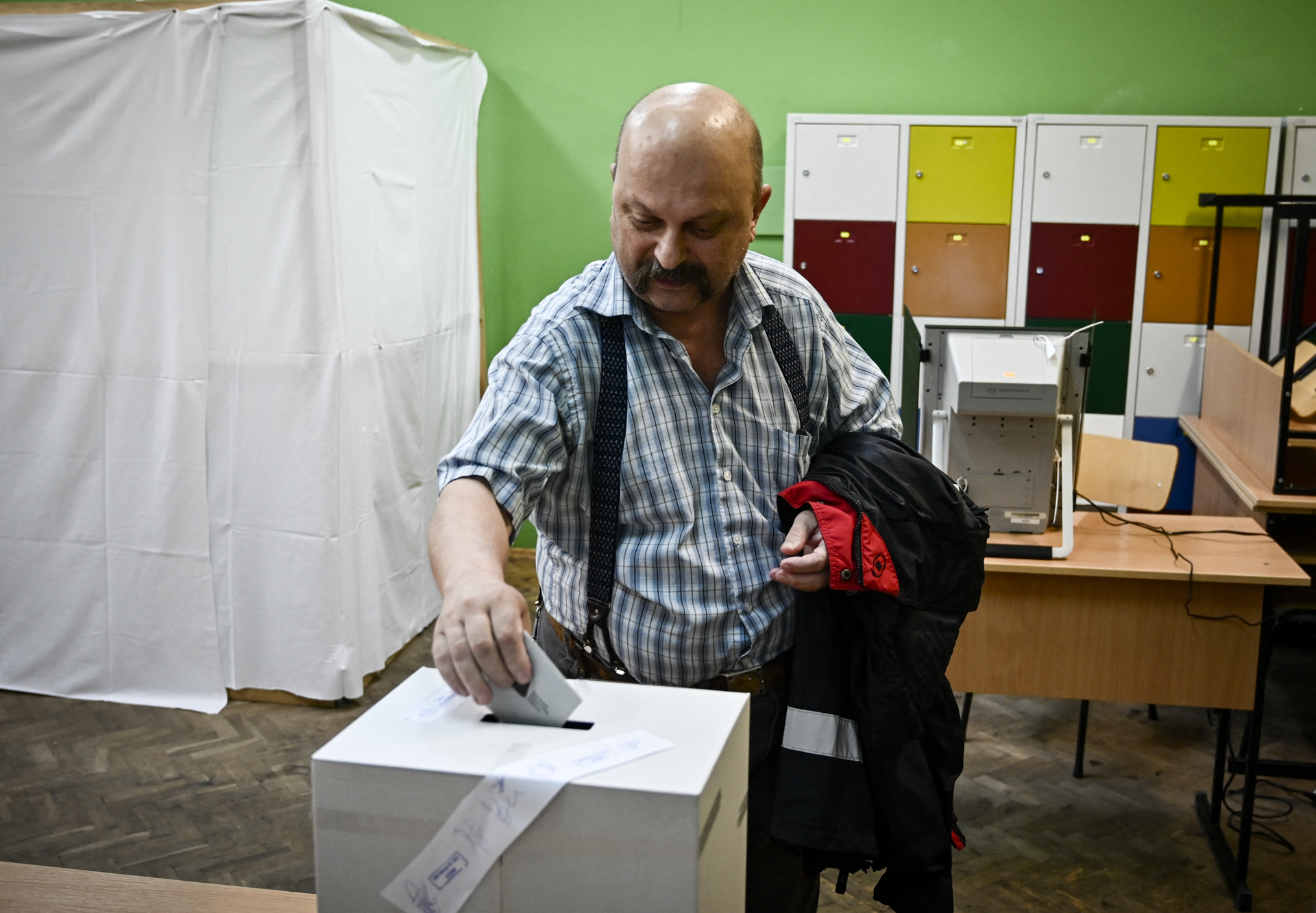 Wahlbüro in Sofia (Bild: Nikolay Doychinov/AFP)