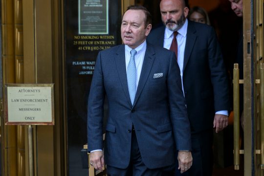 Schauspieler Kevin Spacey verlässt das US-Bezirksgericht für den südlichen Bezirk von New York (Bild: Angela Weiss/AFP)