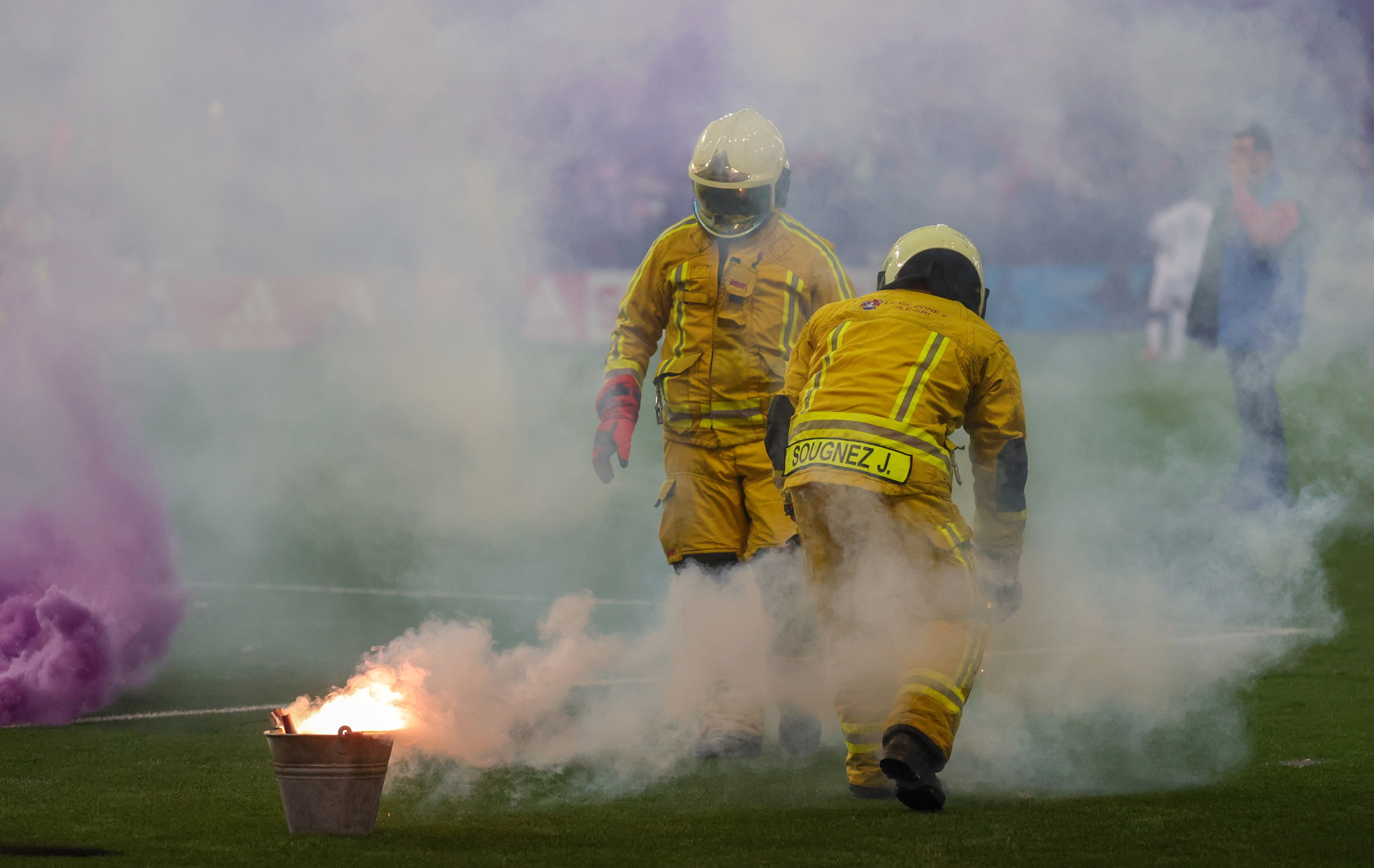 Feuerwehreinsatz beim Spiel zwischen Standard Lüttich und Anderlecht (Bild: Virginie Lefour/Belga)