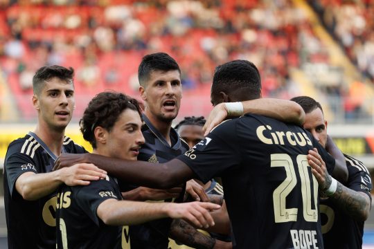 Standard feiert den Torschützen Stipe Perica (Bild: Kurt Desplenter/Belga)