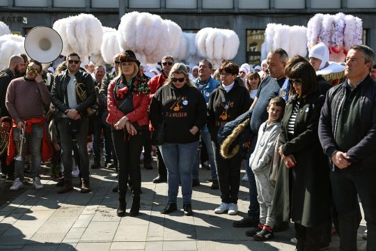 Schweigeminute beim Karneval in La Louvière für die Opfer des Unglücks von Strépigny (Bild: Aris Oikonomou/AFP)