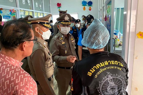 Der nationale Polizeichef (3.v.l.) im Gespräch mit Rettungskräften (Bild: AFP PHOTO / Royal Thai Police)