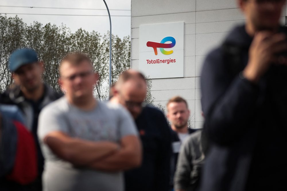 Gewerkschafter und Beschäftigte neben dem Gelände der Total-Energies-Raffinerie in Gonfreville-l'Orcher, in der Nähe von Le Havre im Nordwesten Frankreichs (Bild: Lou Benoist/AFP)