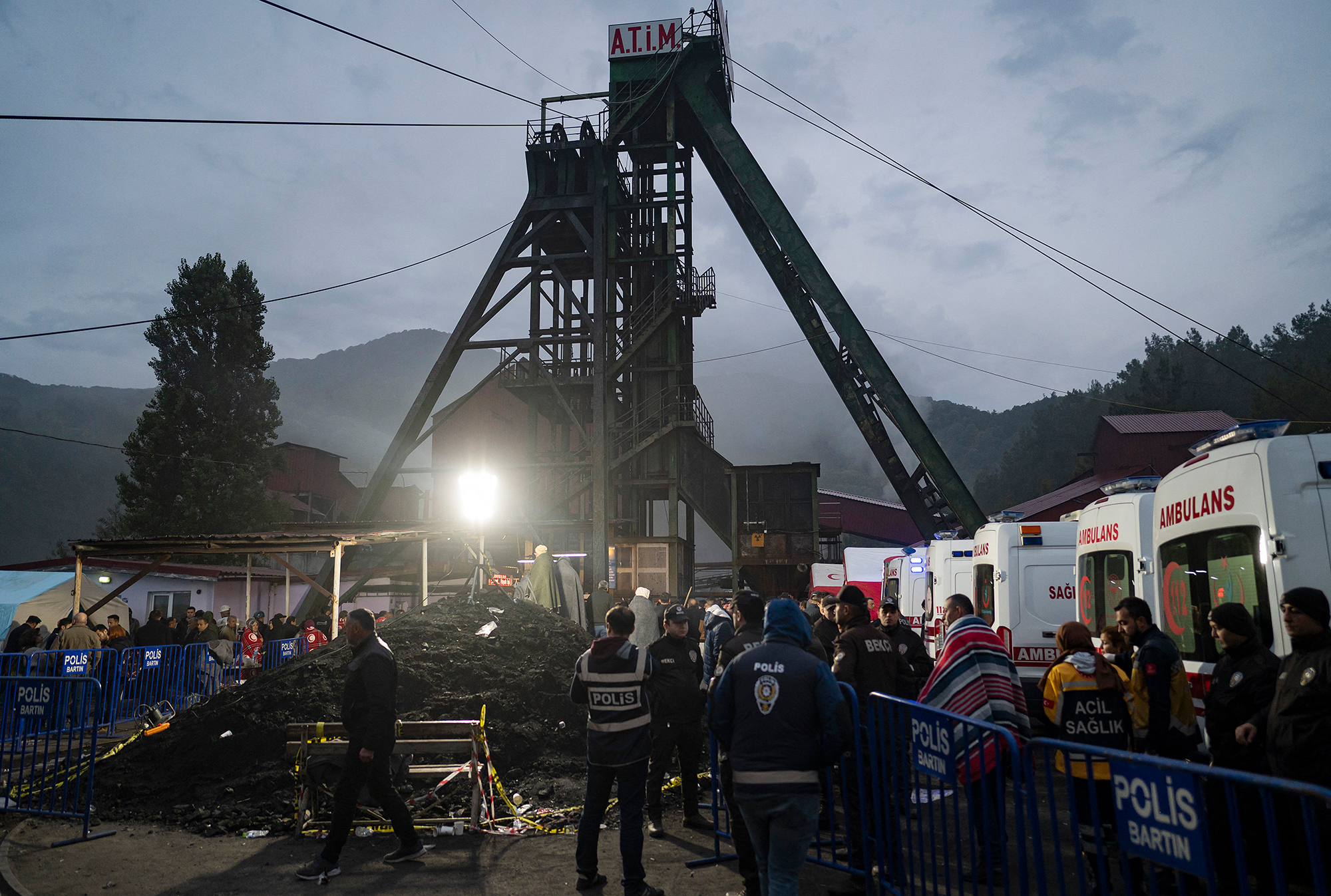 Nach Explosion in einem Kohlebergwerk im Norden der Türkei: Polizei vor Ort (Bild: Yasin Akgul/AFP)