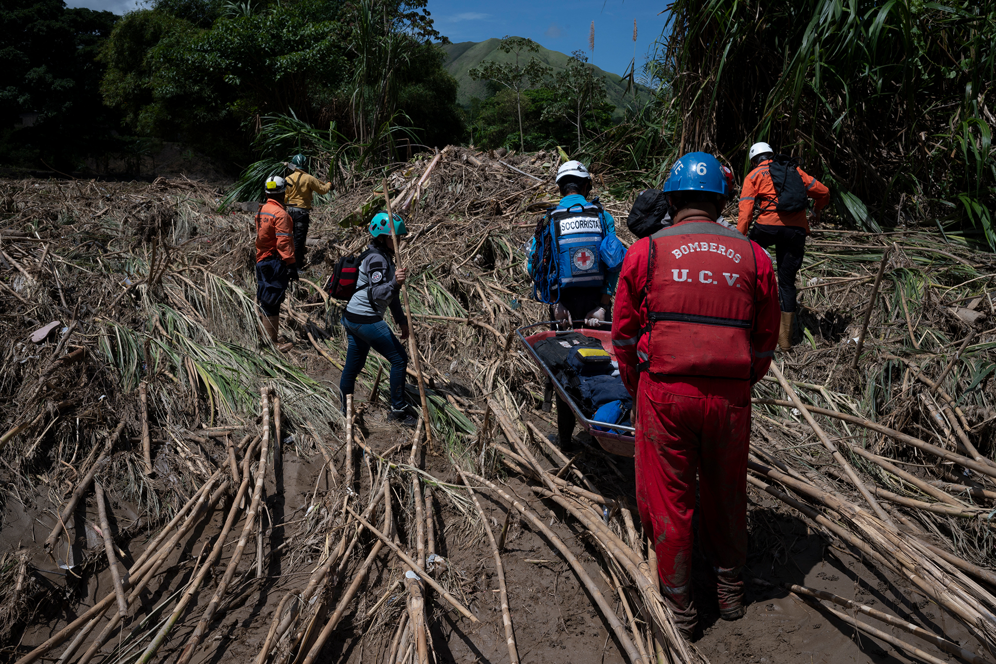 Rettungskräfte suchen nach dem verheerenden Erdrutsch in der venezolanischen Stadt Las Tejerias nach Opfern (Bild: Yuri Cortez/AFP)