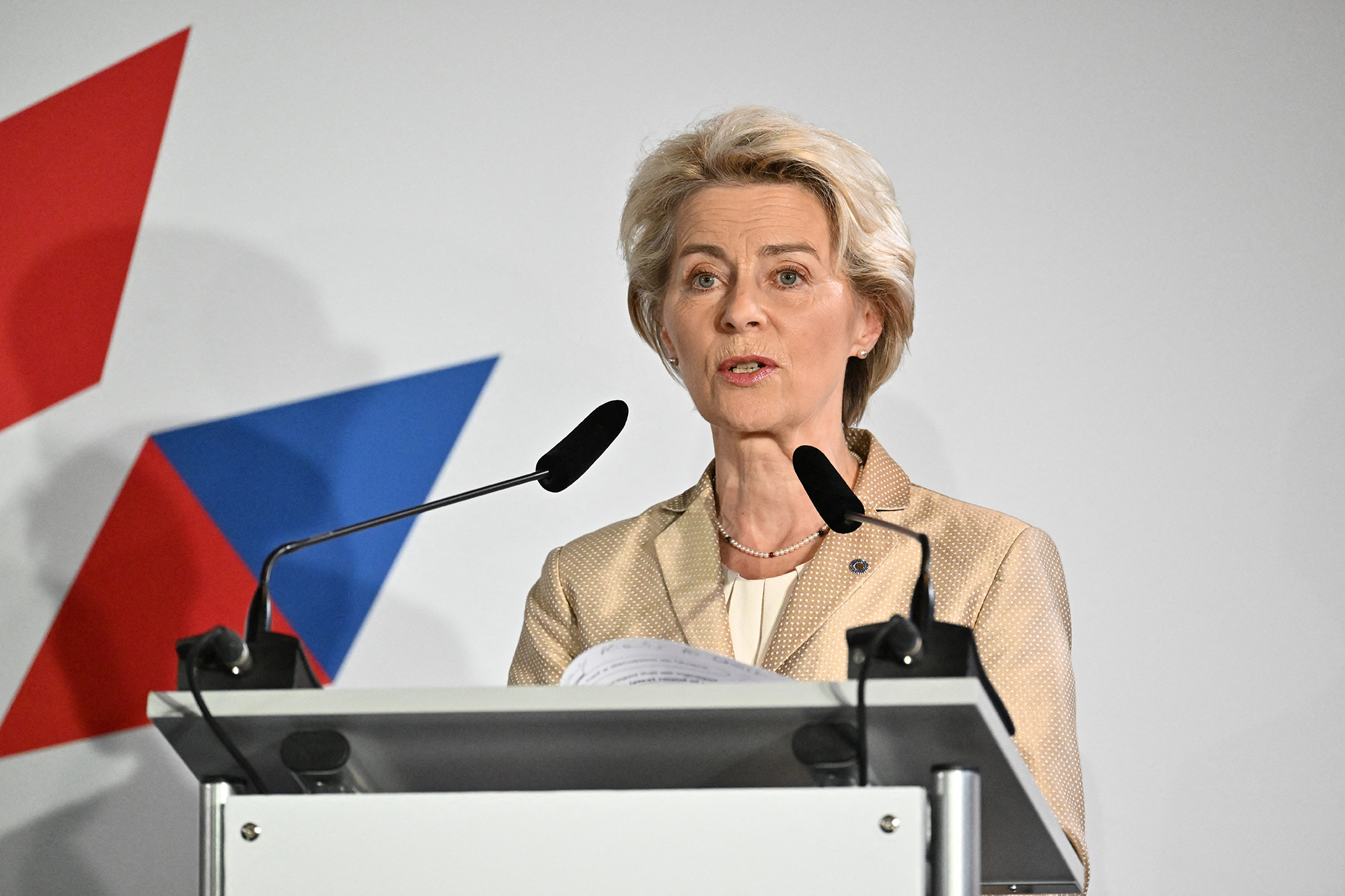EU-Kommissionspräsidentin Ursula von der Leyen beim informellen Gipfel in Prag (Bild: Joe Klamar/AFP)
