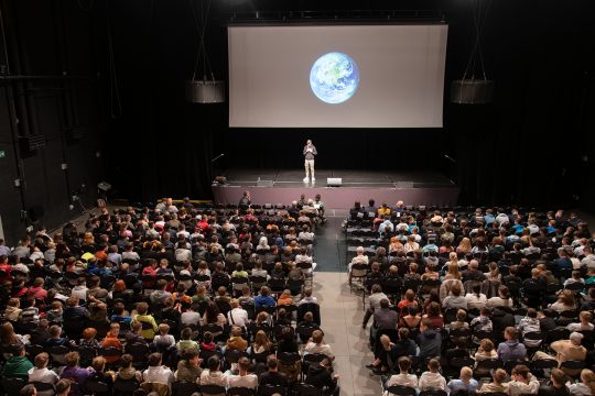 Mission Erde: Vortrag von Robert Marc Lehmann in der BSTI St. Vith (Bild: Andreas Hock)