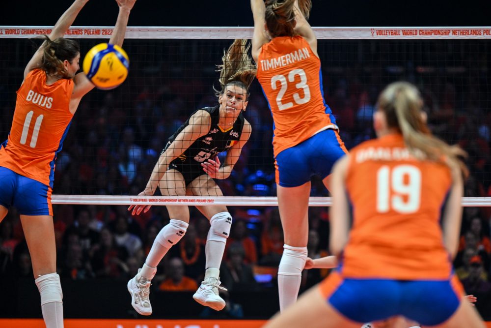 Die Yellow Tigers (hier Britt Herbots) setzten sich mit 3:1 in der Höhle des Löwen bei WM-Gastgeber Niederlande durch (Bild: Luc Claessen/Belga)