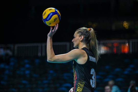 Spielerin der Yellow Tigers mit einem Volleyball in der Hand