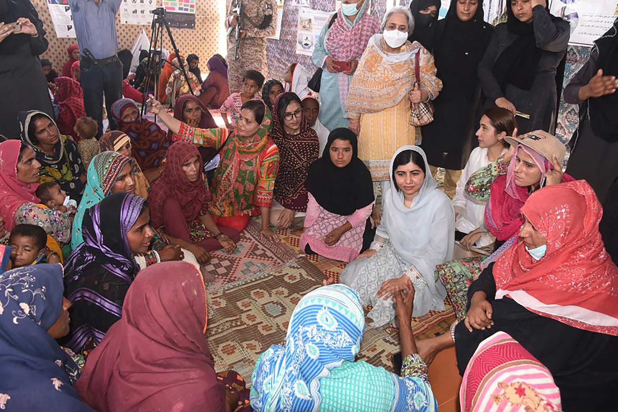 Malala Yousafzai spricht mit Flutopfern in Johi in der Provinz Sindh (Bild: Chief Minister House Office of Sindh Province/AFP)