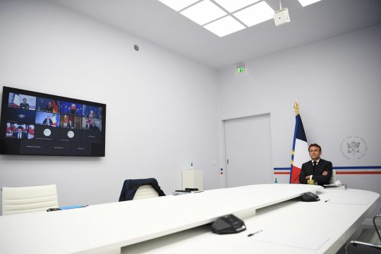 Frankreichs Präsident Emmanuel Macron bei der G7-Videokonferenz (Bild: Christophe Archambault/AFP)