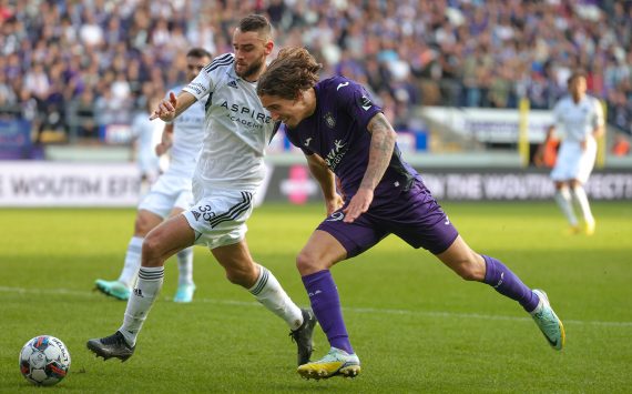 Boris Lambert und Fabio Silva vom RSC Anderlecht im Kampf um den Ball (Bild vom 30. Oktober 2022)