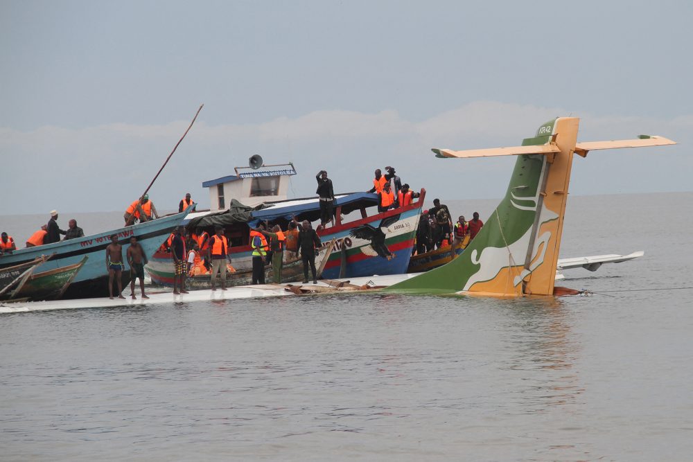 Flugzeug stürzt bei Landeanflug in den Victoriasee (Bild: Sitide Protase/AFP)