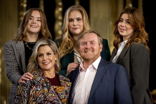 Königin Maxima und König Willem-Alexander mit ihren drei Töchtern Ariane, Amalia und Alexia (Bild: Koen van Weel/AFP)