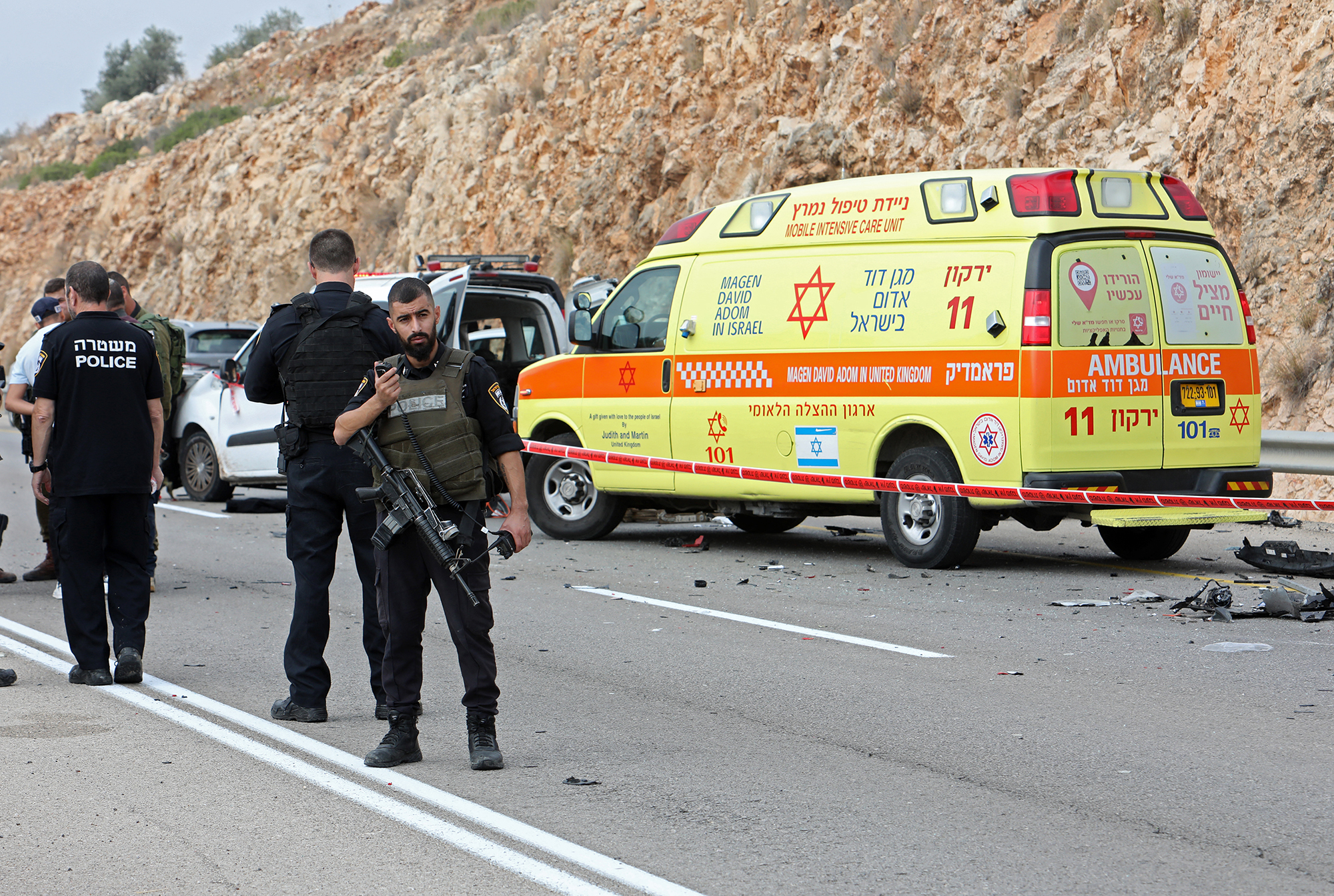 Israelische Rettungs- und Sicherheitskräfte nach dem Angriff in Ariel (Bild: Gil Cohen-Magen/AFP)