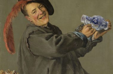 Auf der Fotomontage wurde der Raerener Krug in den Händen des „Fröhlichen Zechers“ der niederländischen Malerin Judith Leyster (1609-1660) durch ein Original aus der Sammlung des Töpfereimuseums Raeren ersetzt (Bild: Töpfereimuseum Raeren)