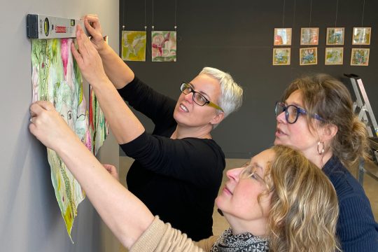 Sarah Nix, Simone Vomberg und Miriam Elebe bei den Vorbereitungen zur Ausstellung im Alten Schlachthof