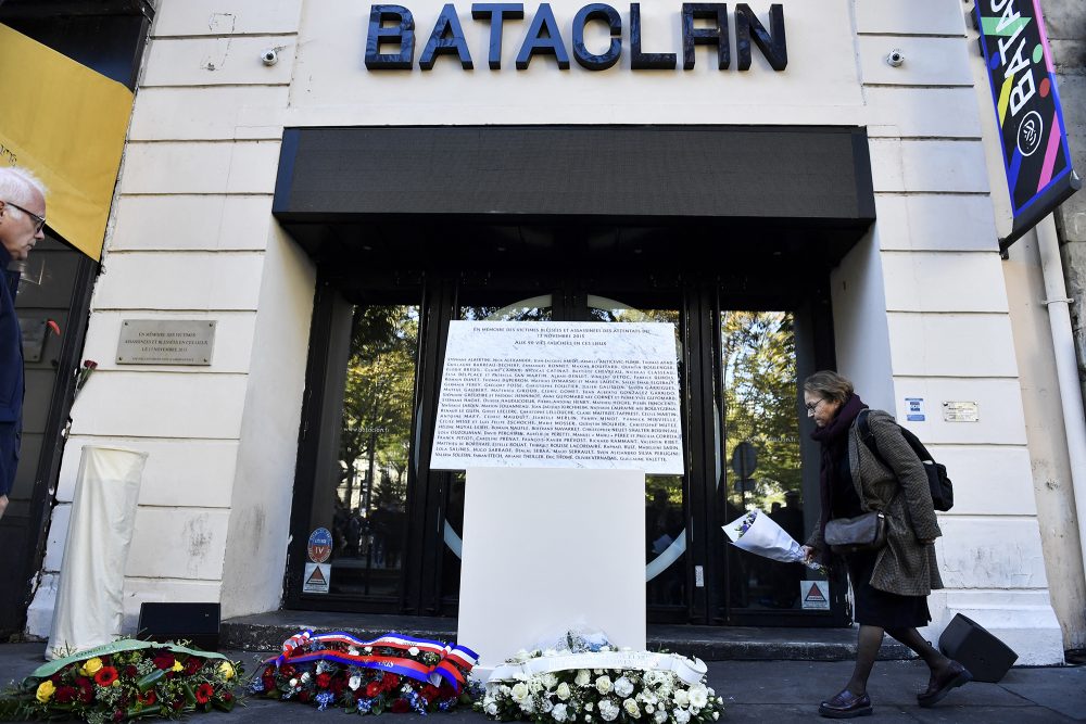 Blumen vor dem Bataclan am siebten Jahrestag der Anschläge