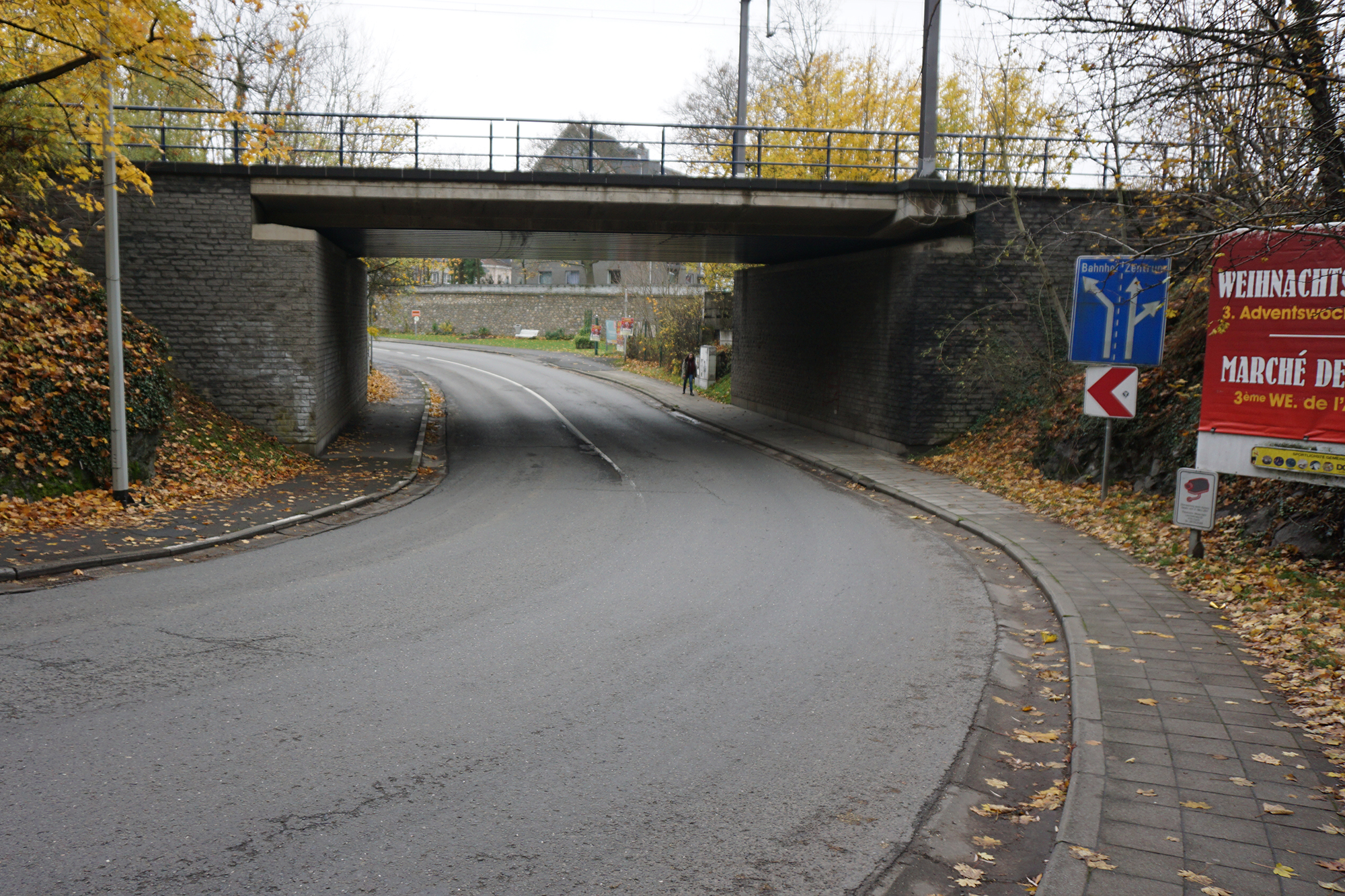 Bahnbrücke über der Aachener Straße (Bild: Dogan Malicki/BRF)