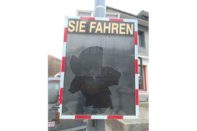 Eine Geschwindigkeitstafel an der Bleialfer Straße in Schönberg ist beschädigt worden (Bild: PZ Eifel)